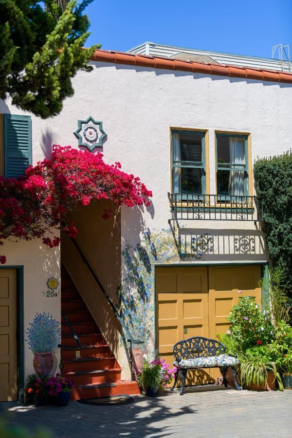 Courtyard Queen Room with Kitchen (Dog Friendly)