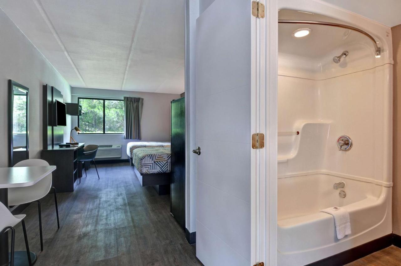 Deluxe Quadruple Room - Non-Smoking