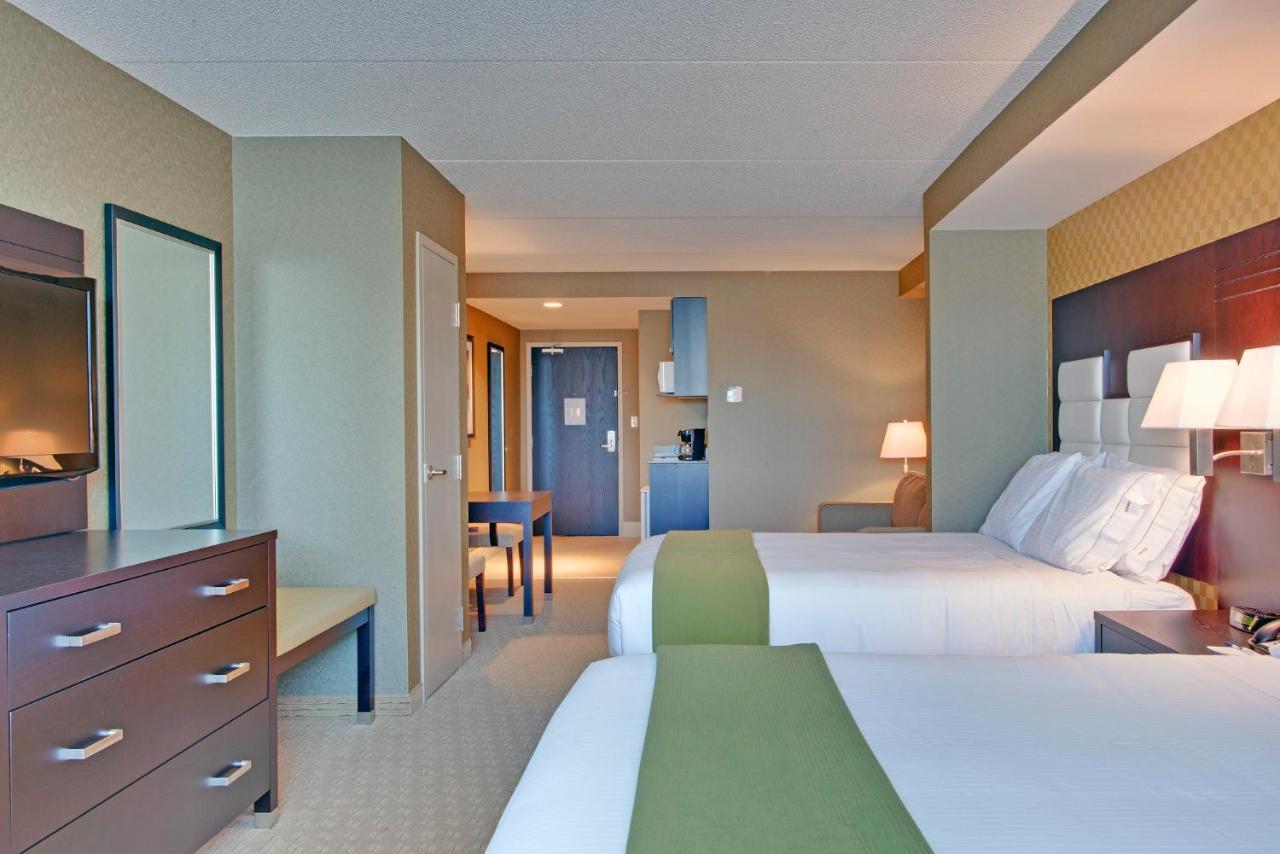 Queen Suite with Two Queen Beds and Sofa Bed,1282889026:JPEG