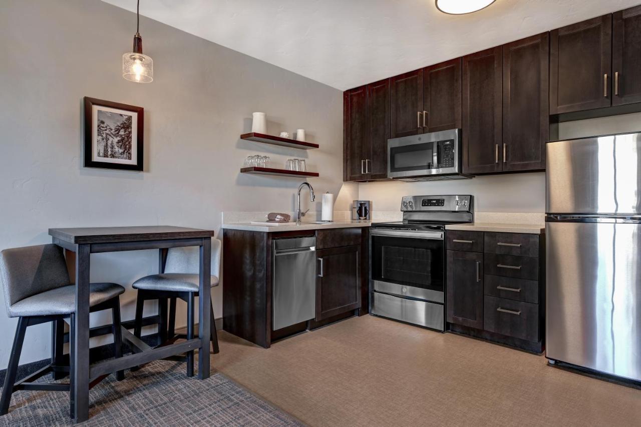 One-Bedroom King Suite with Mountain Creek View and Sofa Bed - Mobility Accessible with Tub