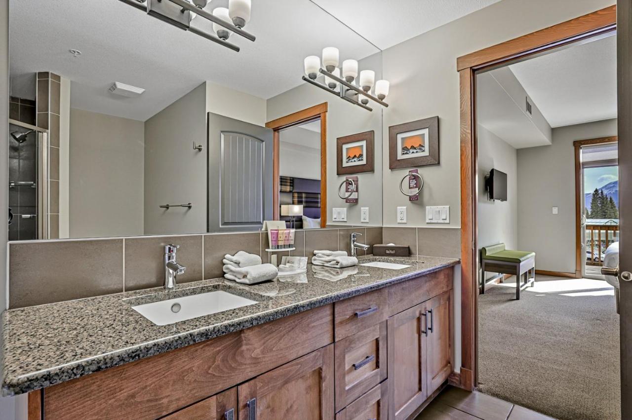 Two-Bedroom Apartment with Mountain View
