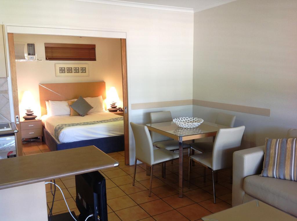 One-Bedroom Suite with Pool View,113043567:JPEG