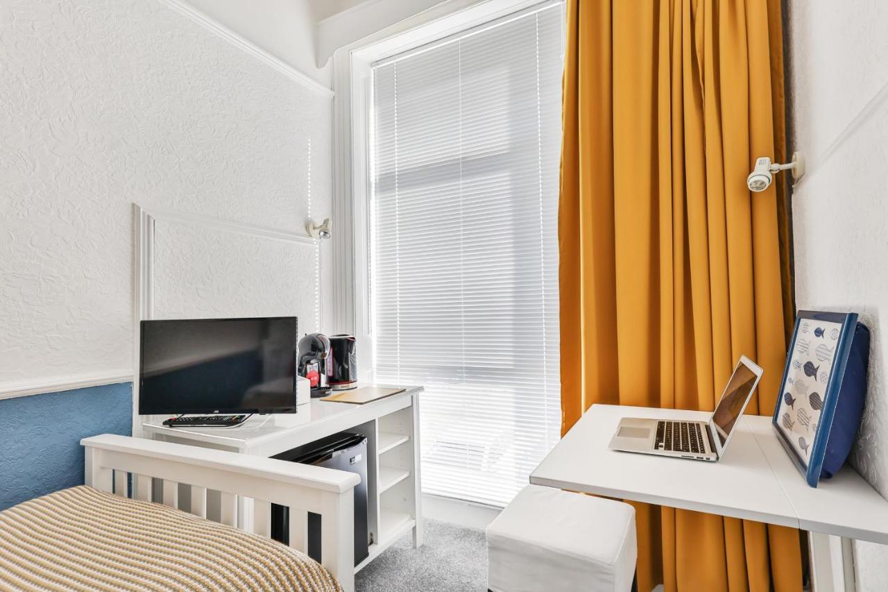 Single Room with Bathroom,1135354804:JPEG