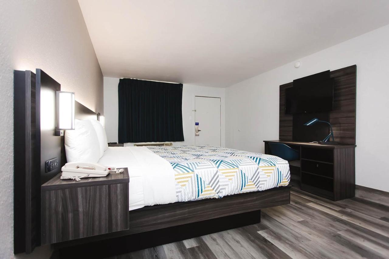 1 King Bed | Non-Smoking, Kitchen