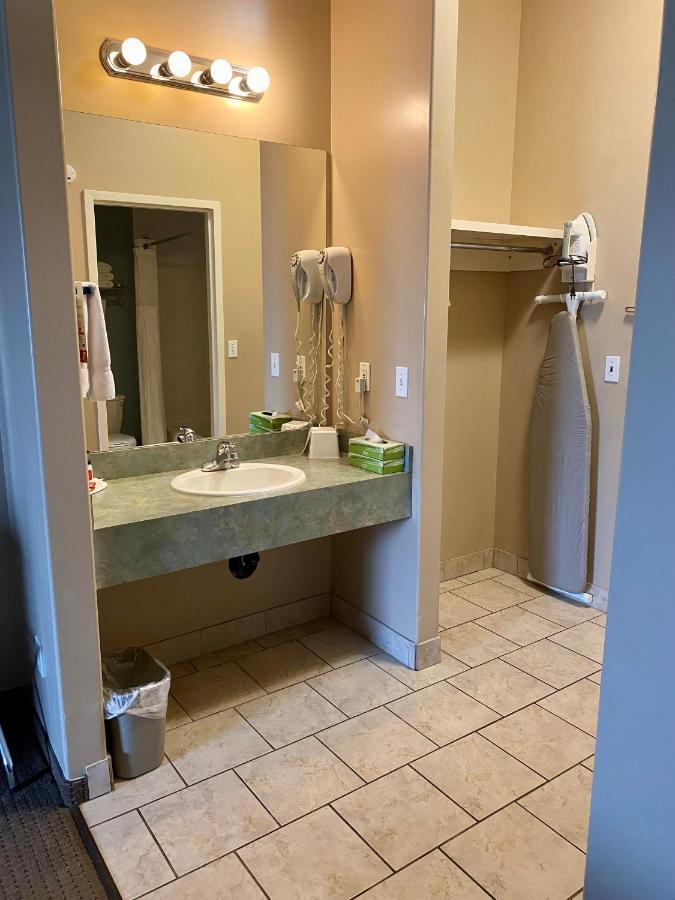 Standard Queen Room with Two Queen Beds - Pet Friendly,1187981155:JPEG