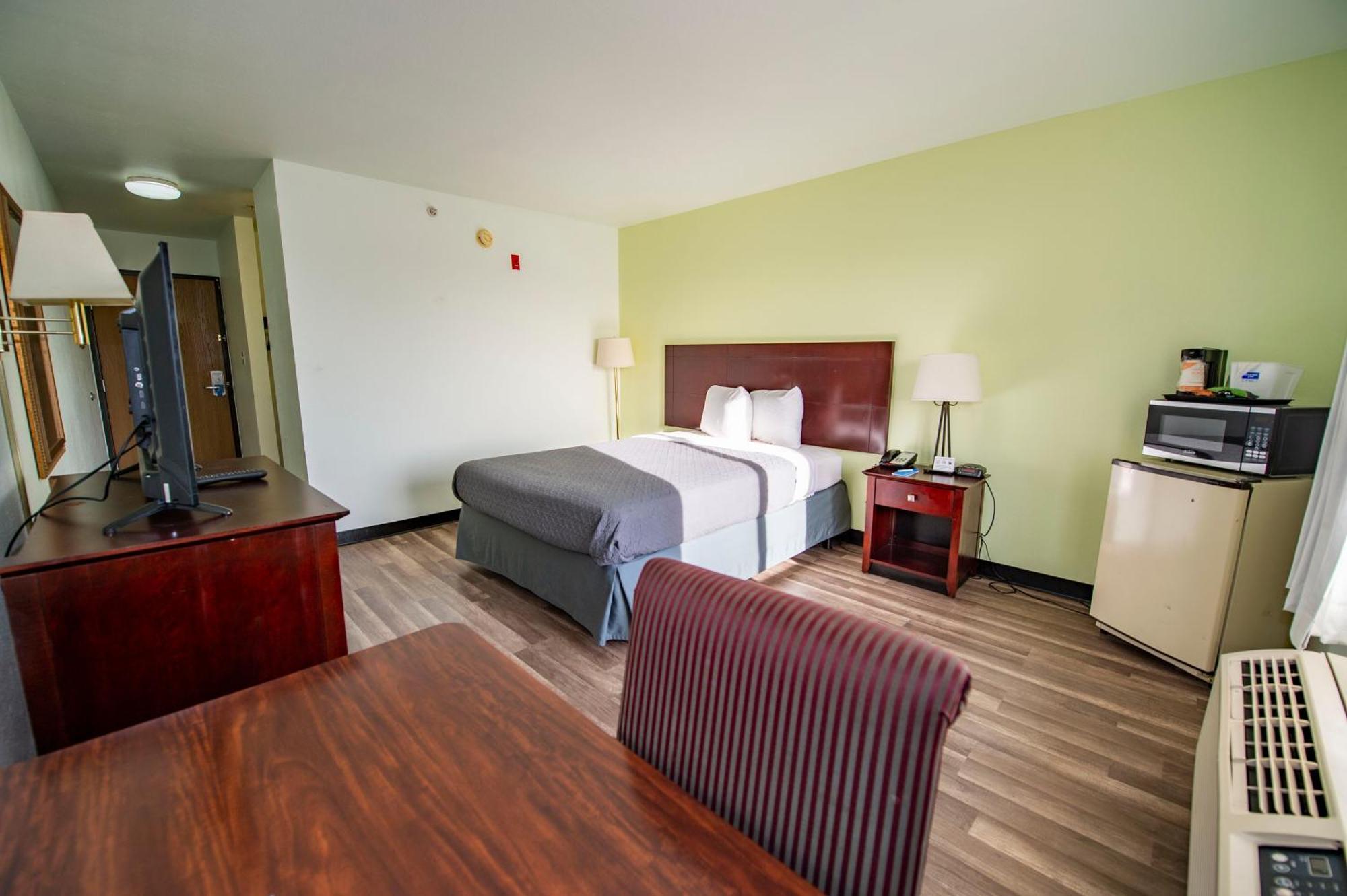 Queen Room with Roll-In Shower - Accessible/Non-Smoking,966950917:JPEG