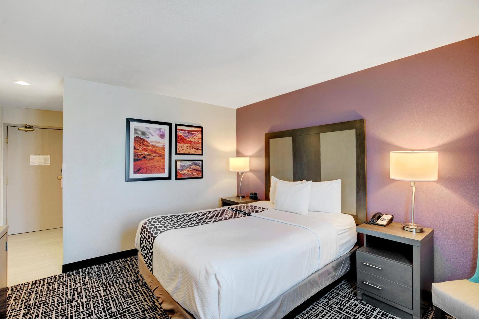 Deluxe Queen Room,1275478939:JPEG