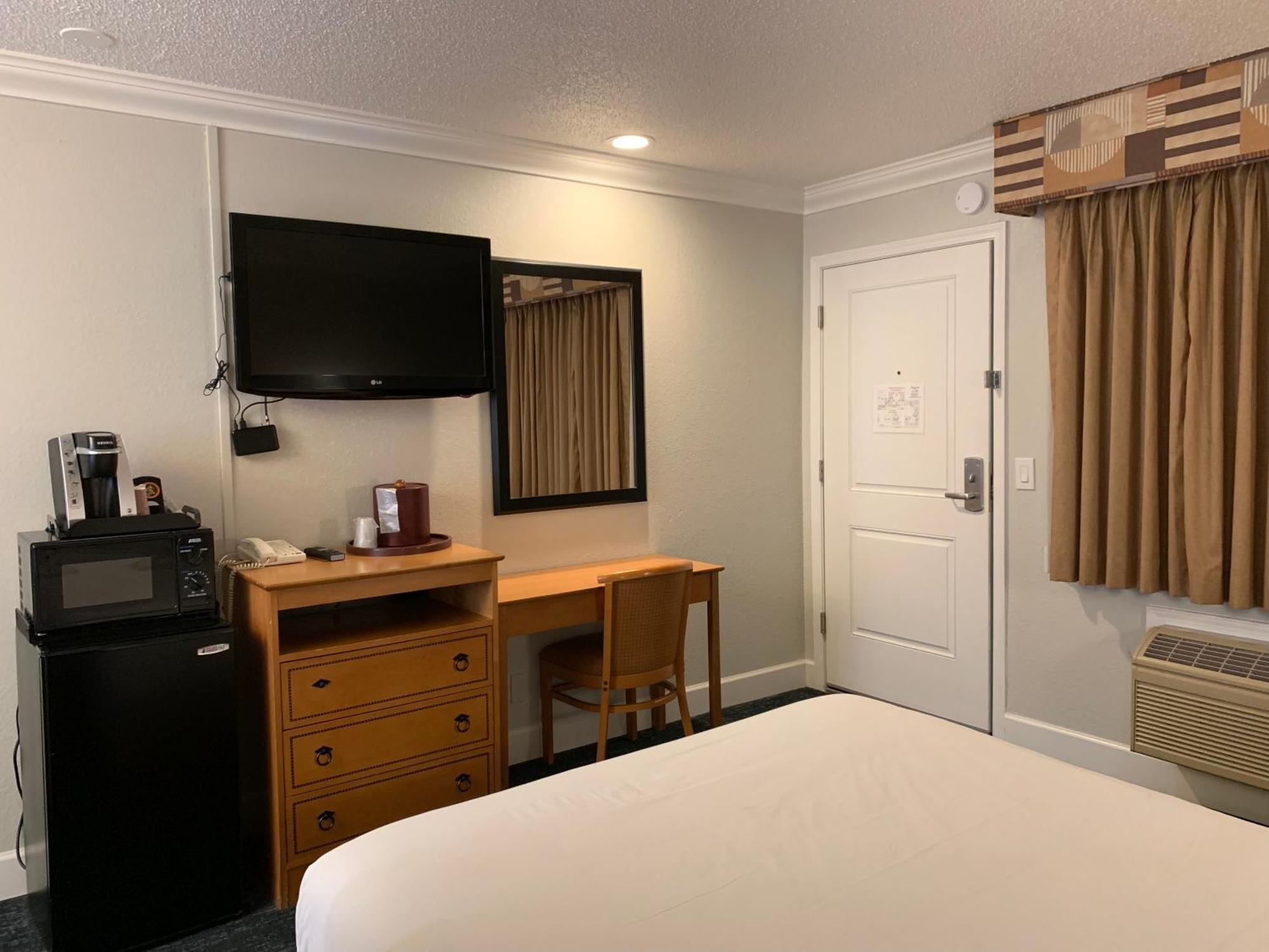 Queen Room,1742721507:JPEG