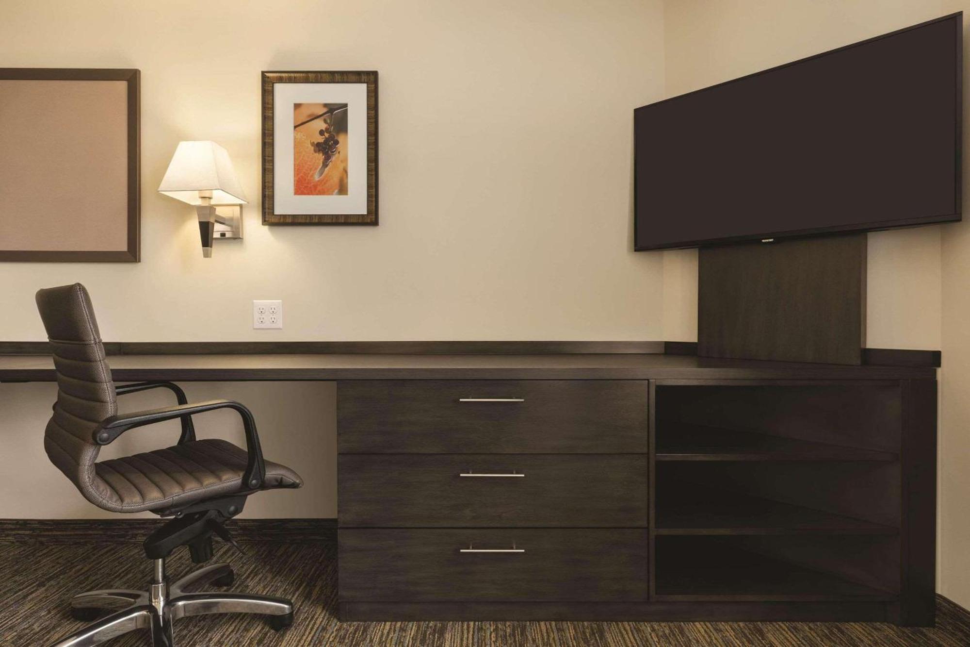 Queen Studio Suite - Non-Smoking,1224169756:JPEG