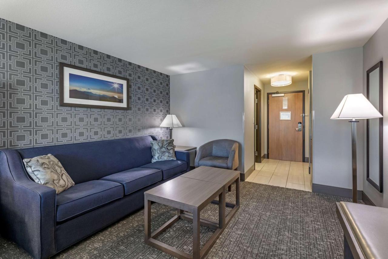 Queen Room with Two Queen Beds and Sofa Bed,1268527969:JPEG