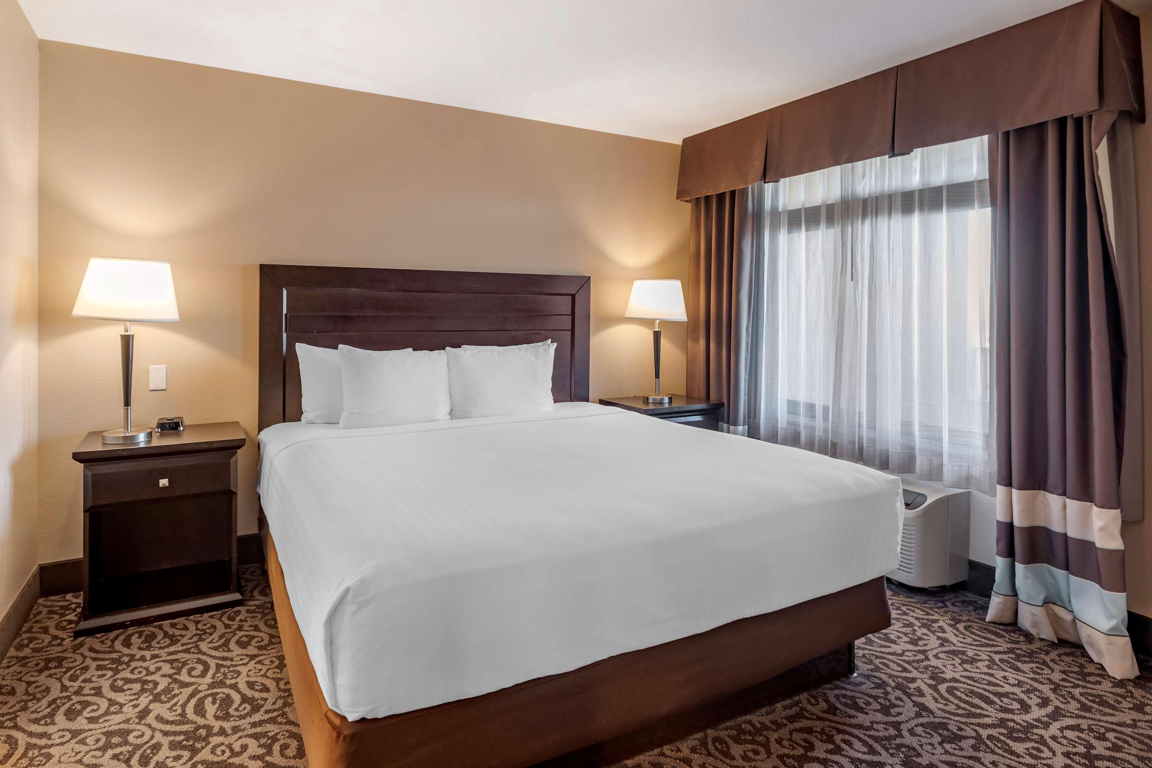 One-Bedroom King Suite with Sofa Bed, Balcony and Dining Area - Non-Smoking