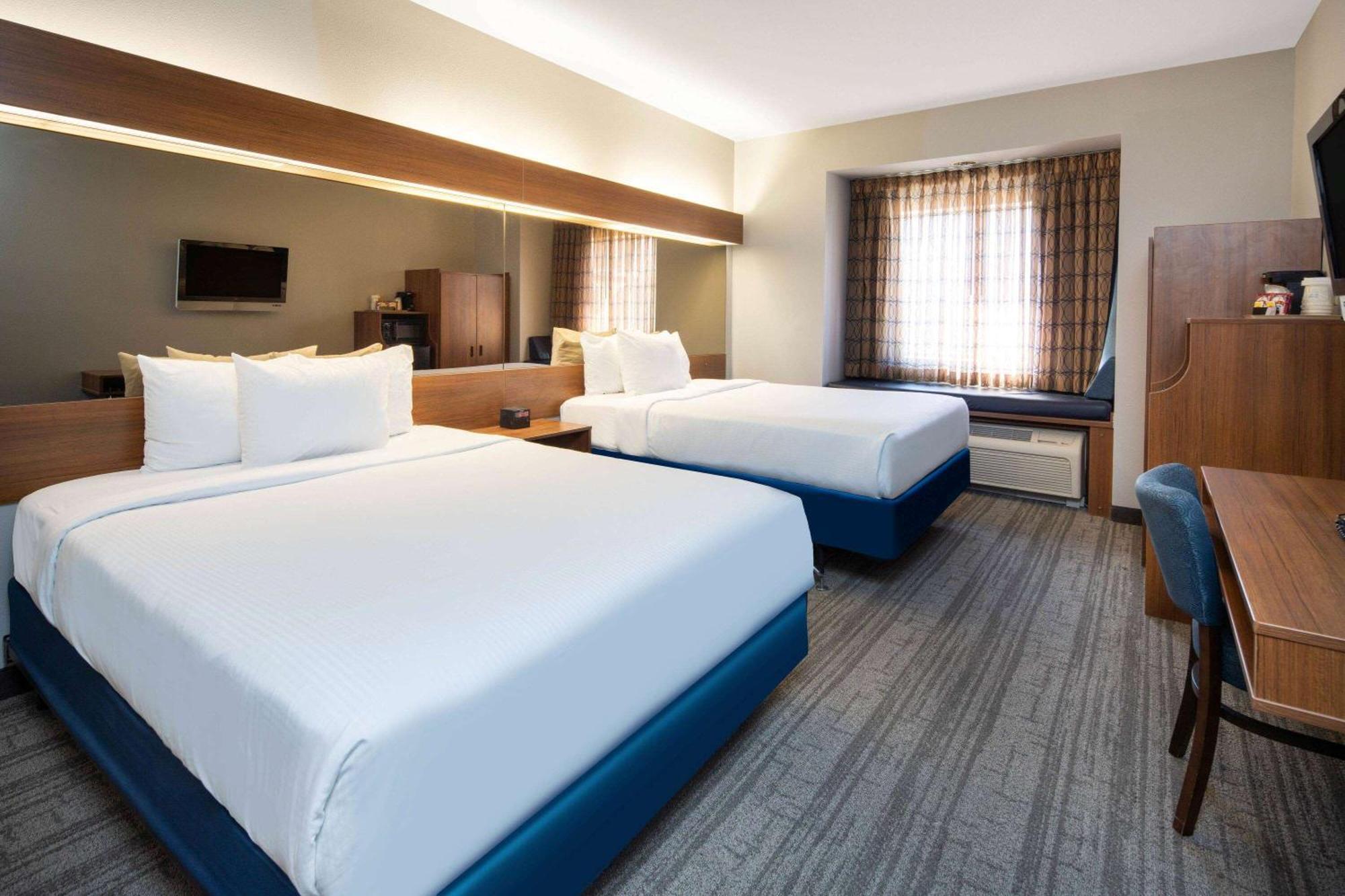 Queen Room with Two Queen Beds - Non-Smoking,1275351904:JPEG