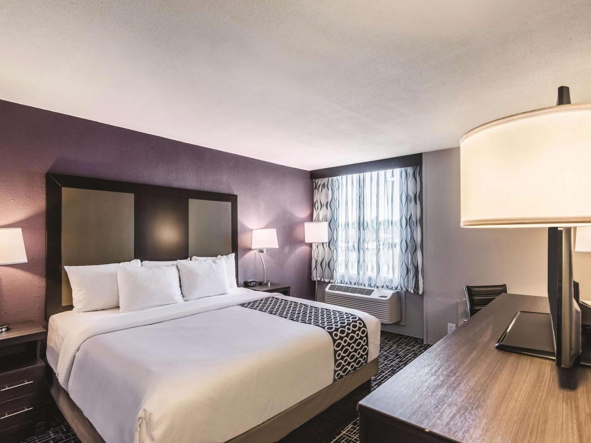 King Room with Bath Tub - Mobility Accessible/Non-Smoking