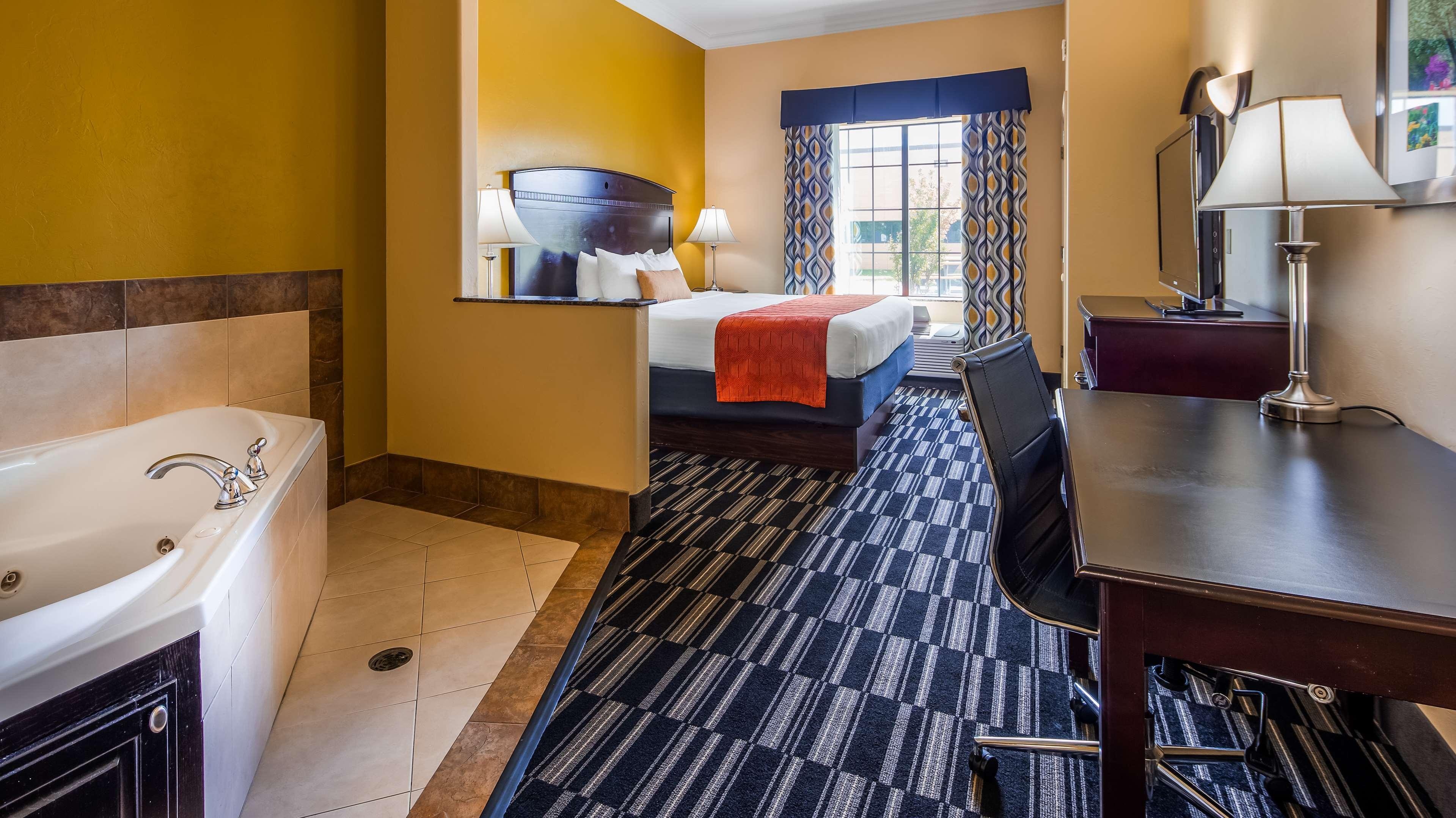 King Suite with Whirlpool - Non-Smoking