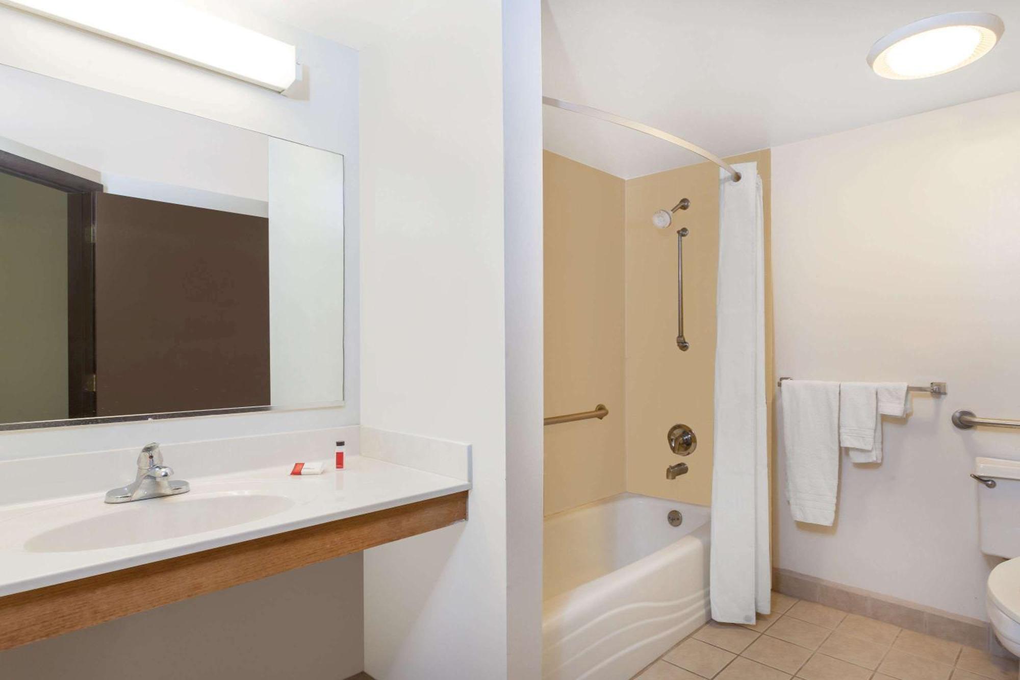 Queen Room - Mobility Access/Non-Smoking