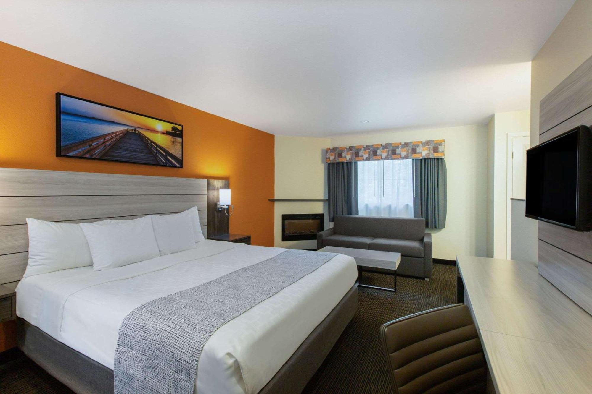 Deluxe King Room Fireplace