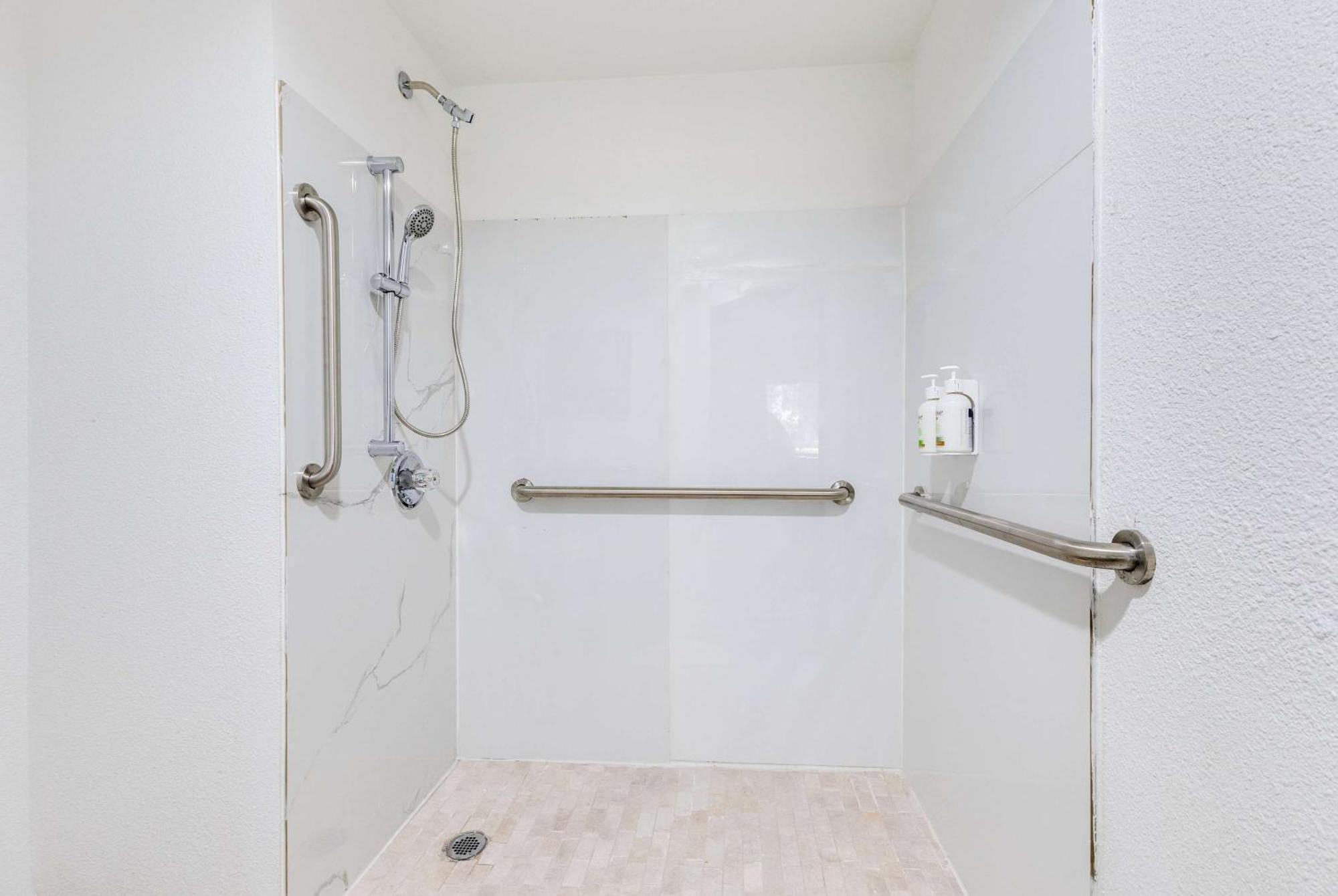 King Room with One King Bed and Roll-In Shower - Mobility/Hearing Accessible - Non-Smoking