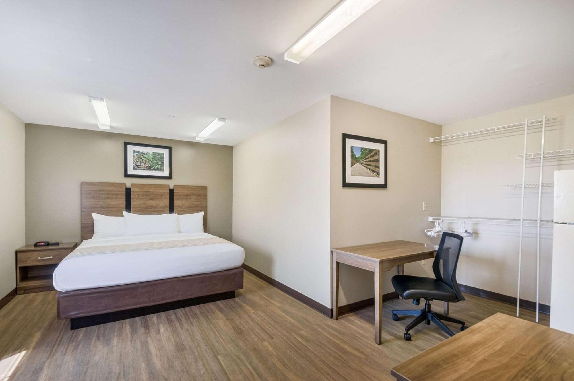 Efficiency King Room - Non-Smoking