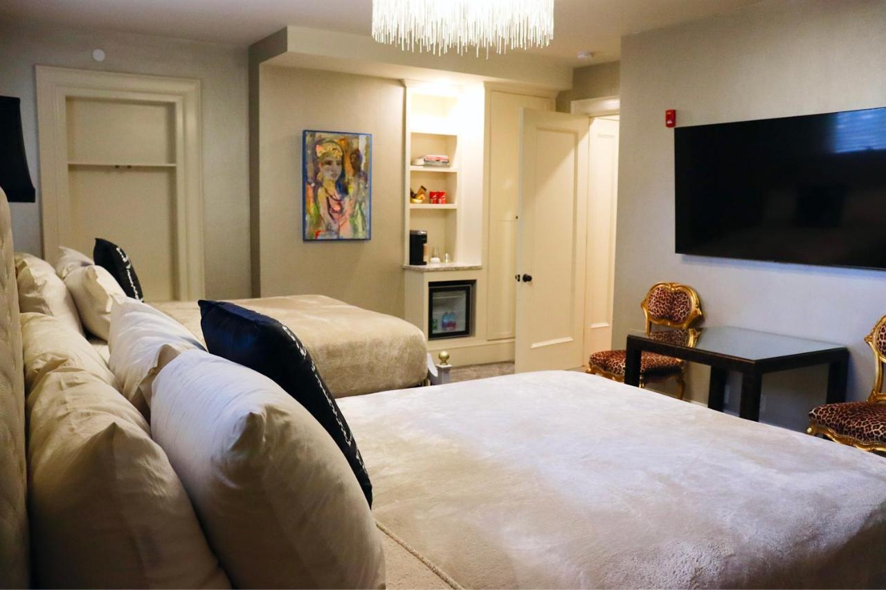 Deluxe Queen Suite