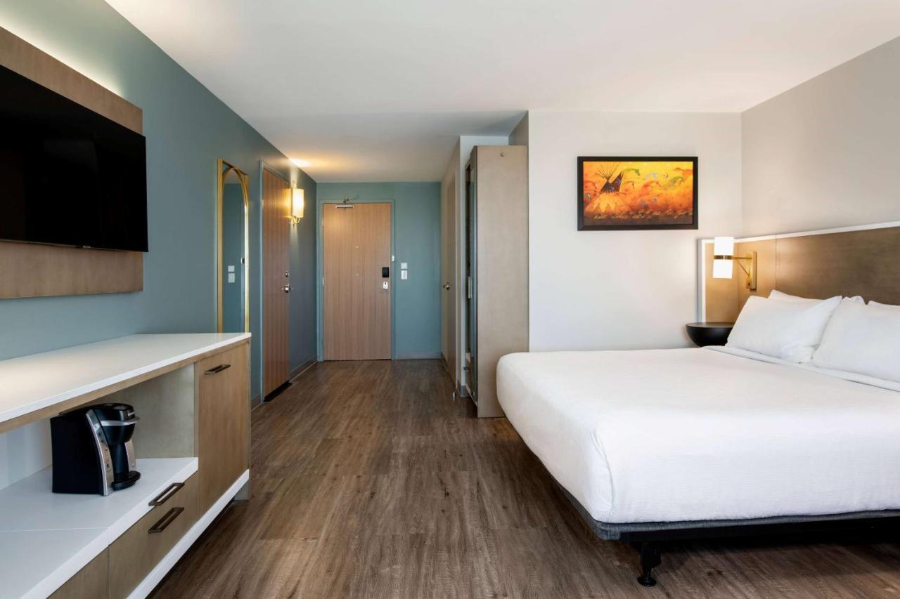 1 King Bed, Mobility Accessible Room, Bathtub w/ Grab Bars, Non-Smoking