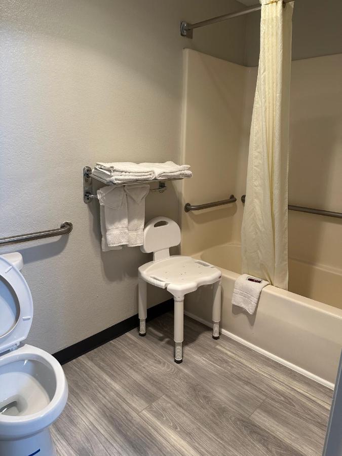 King Room with Bath Tub - Mobility Accessible/Non-Smoking
