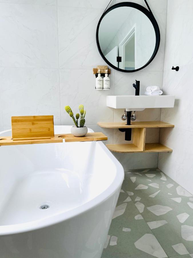Deluxe Double Room with Bath,1365022040:JPEG