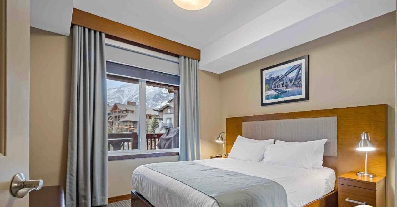 Apartment with Mountain View