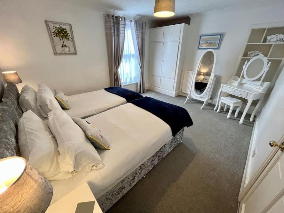 Three-Bedroom House,1359172079:JPEG
