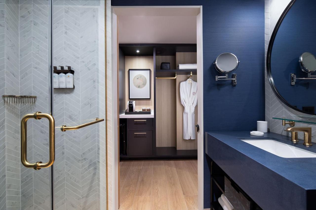 Deluxe King Room with Urban View