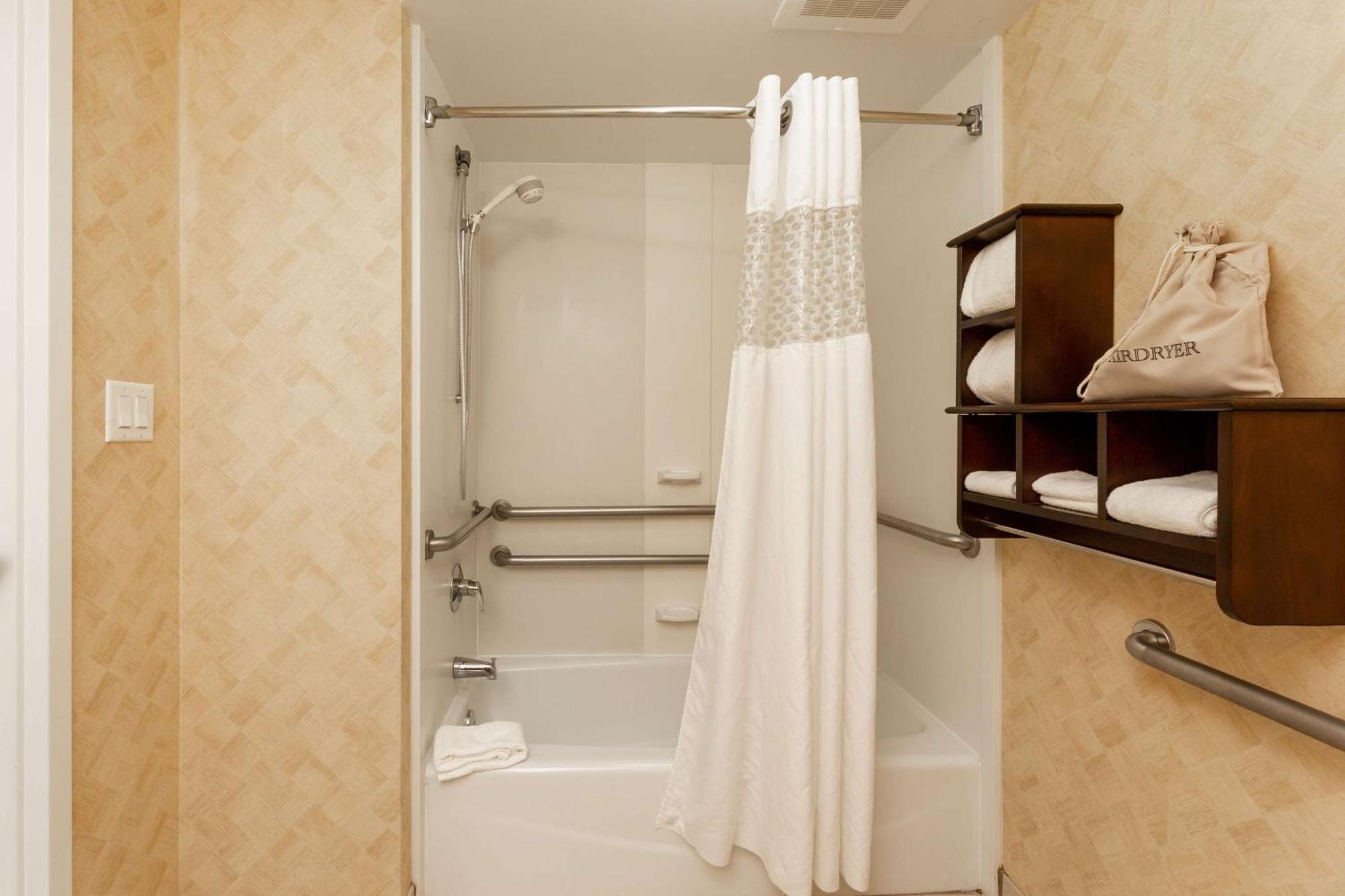 King Room with Accessible Tub - Mobility and Hearing Access/Non-Smoking