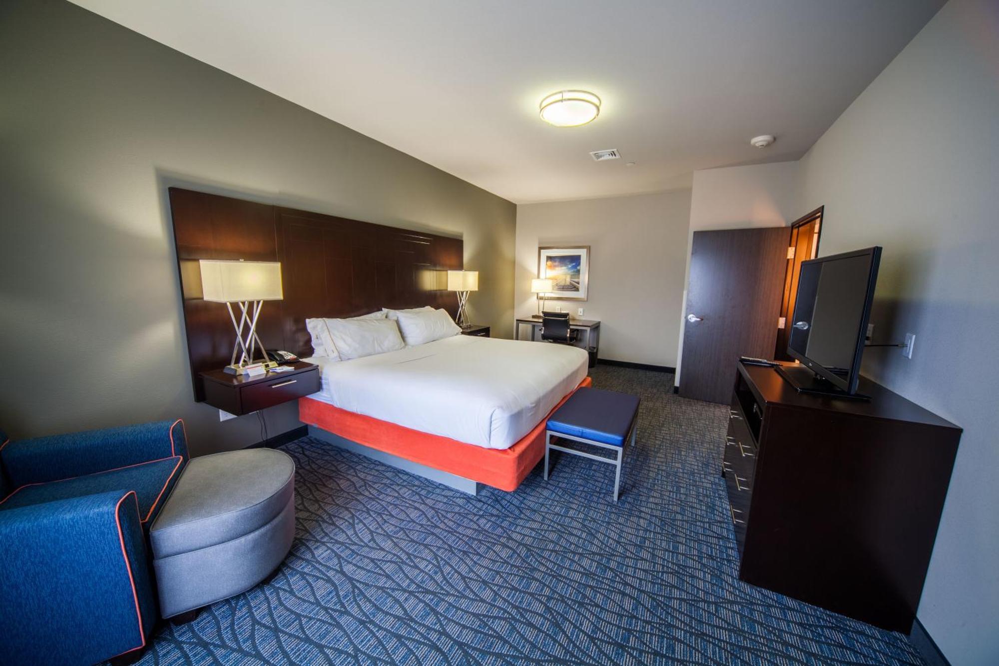 One-Bedroom King Suite with Communications Accessible Tub