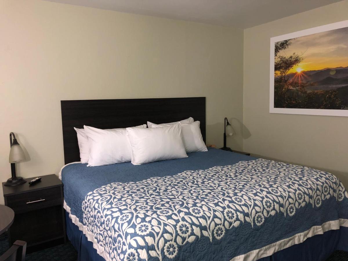 Deluxe King Room with Bathtub