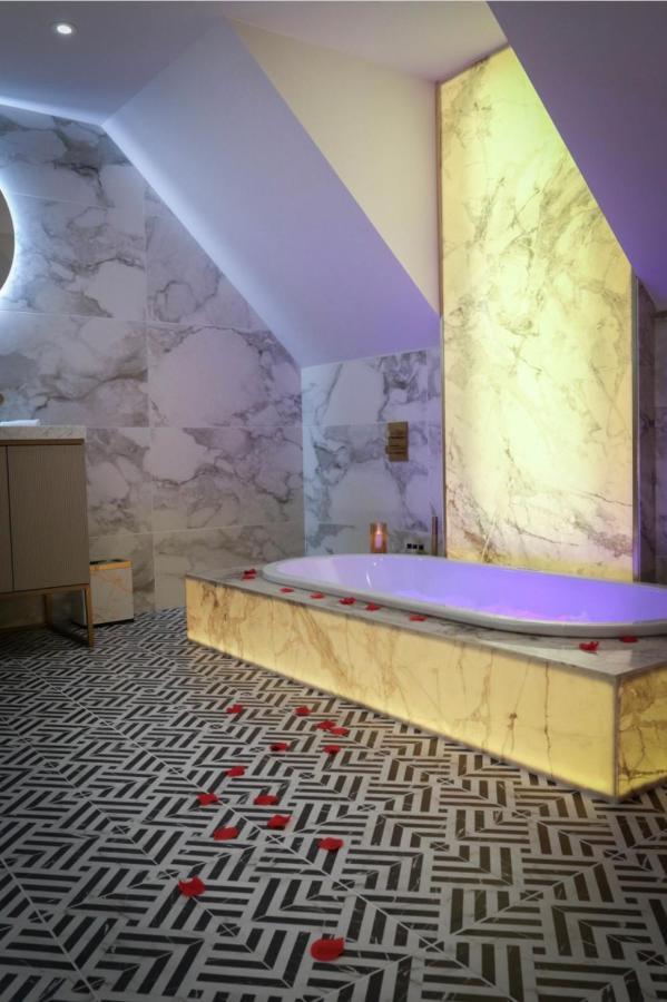 Chief Chambers Suite Spa Bath,1662980614:JPEG