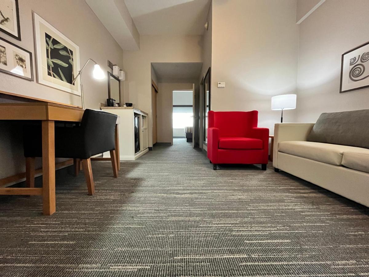 One-Bedroom King Suite - Disability Access/Non-Smoking