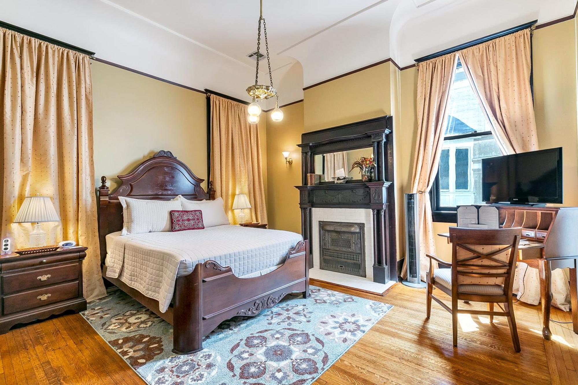 Deluxe Queen Room