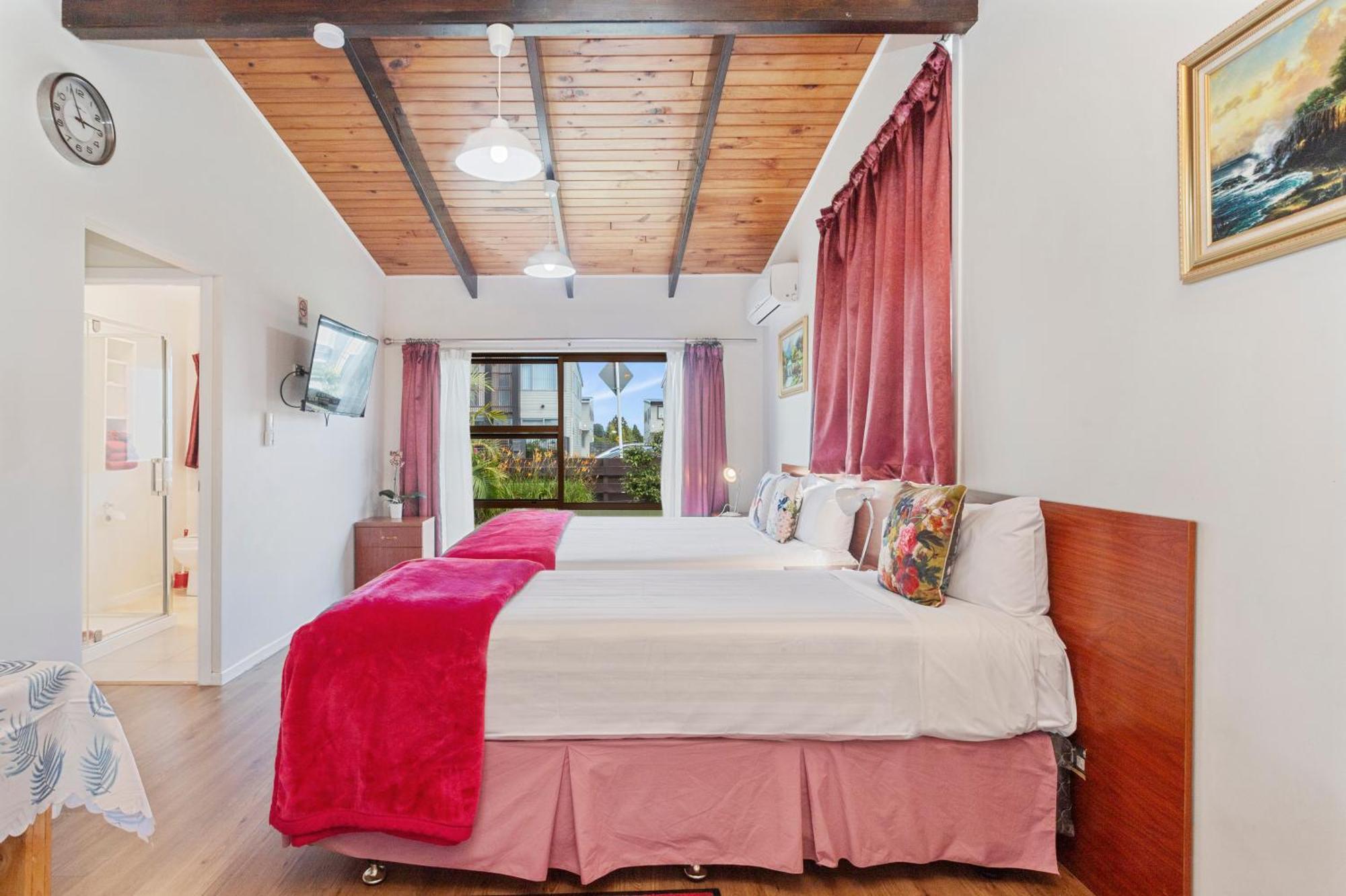 Twin Room,1500815203:JPEG