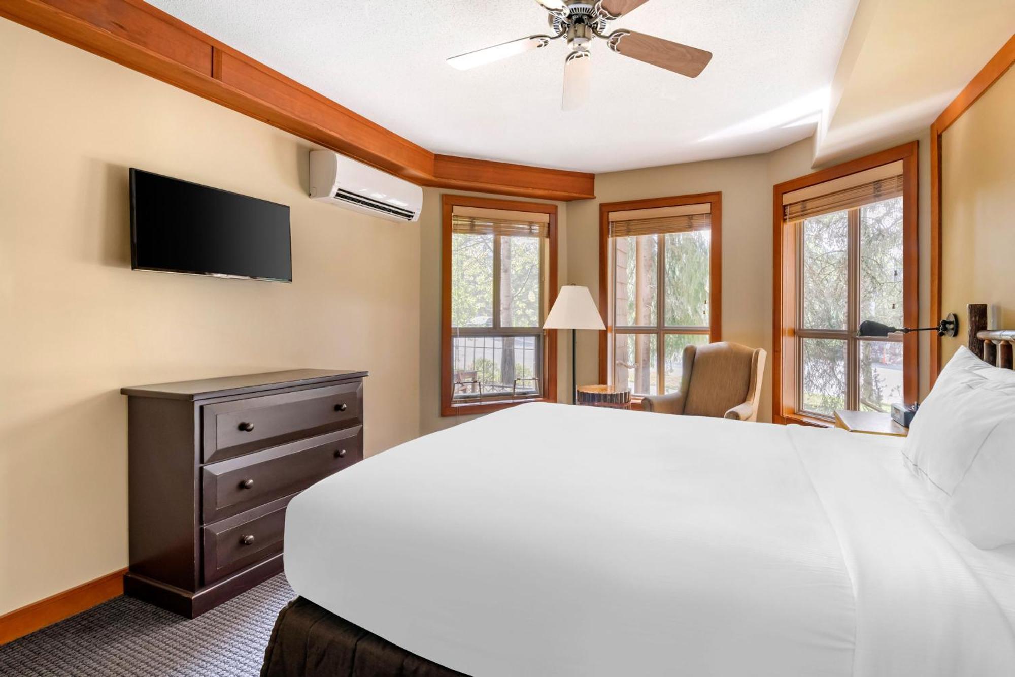 One-Bedroom Queen Suite with Roll-in Shower,1517787850:JPEG