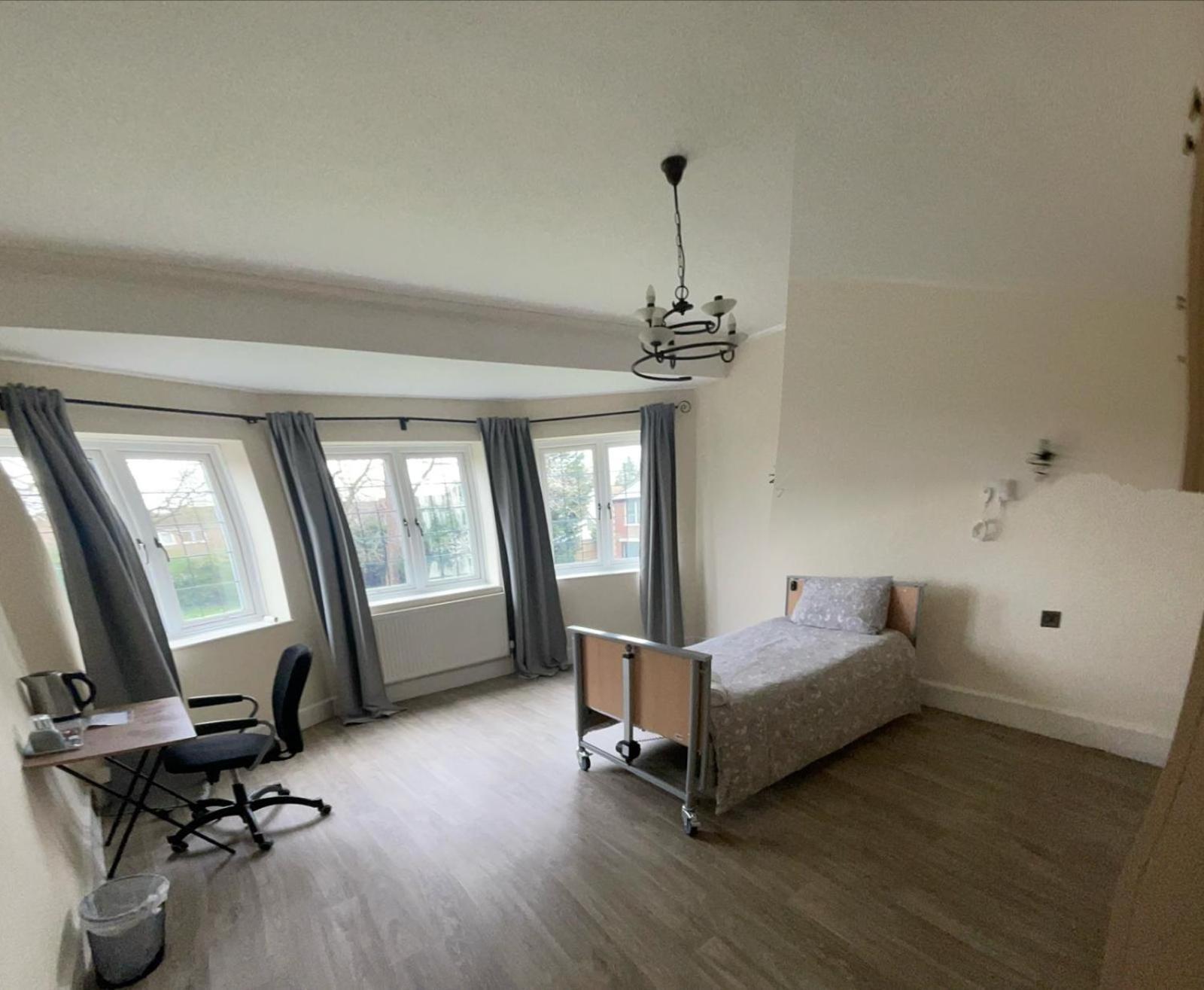 Double room with shared bathroom (Large)