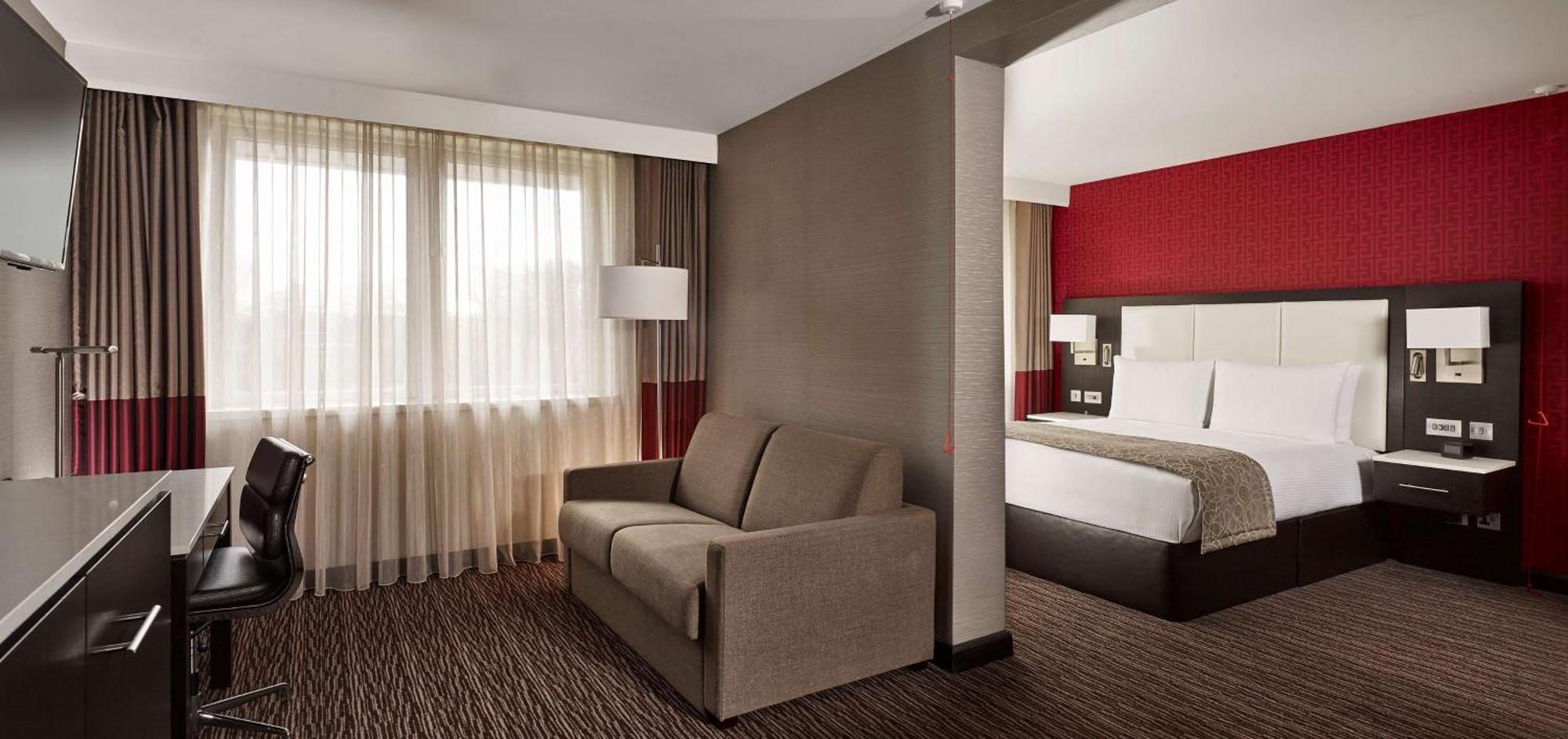 Junior Queen Suite with Sofa Bed - Accessible