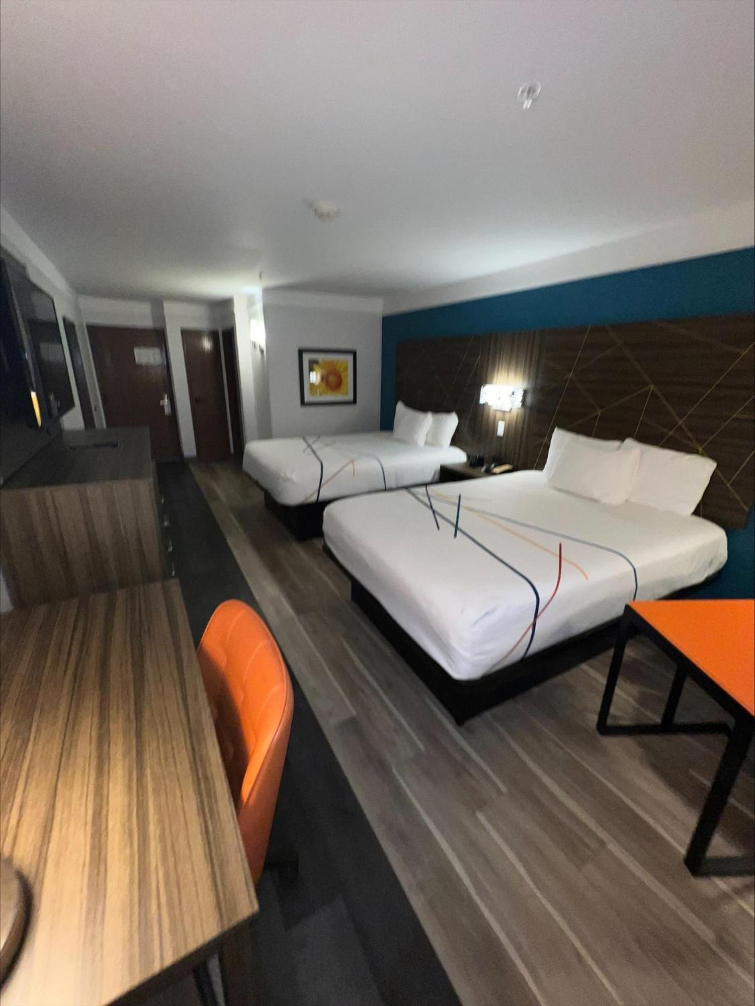 Queen Room with Two Queen Beds and Bath Tub - Mobility Accessible/Non-Smoking