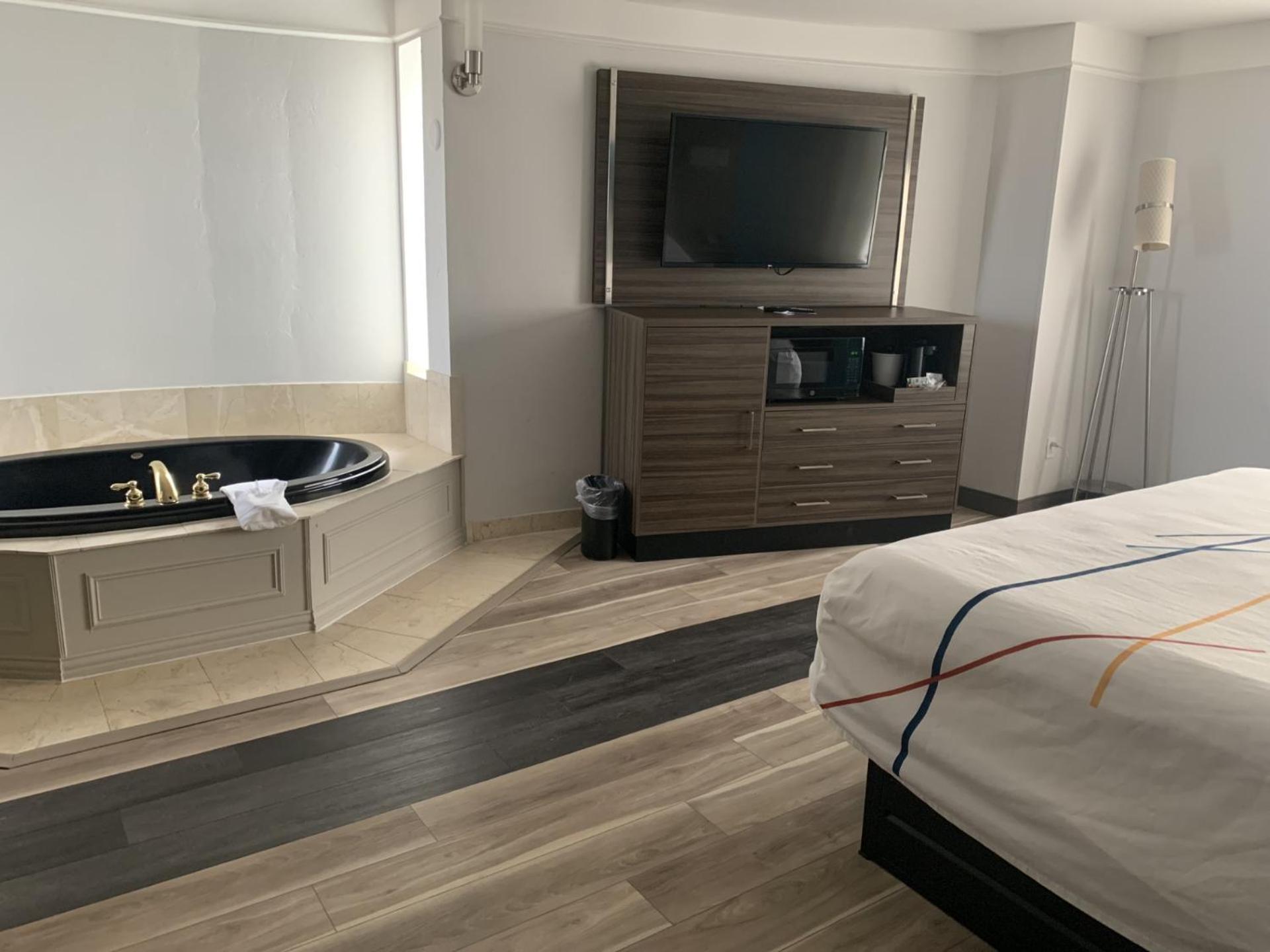 King Presidential Suite with Mobility Access and Bathtub with Grab Bars - Non-Smoking