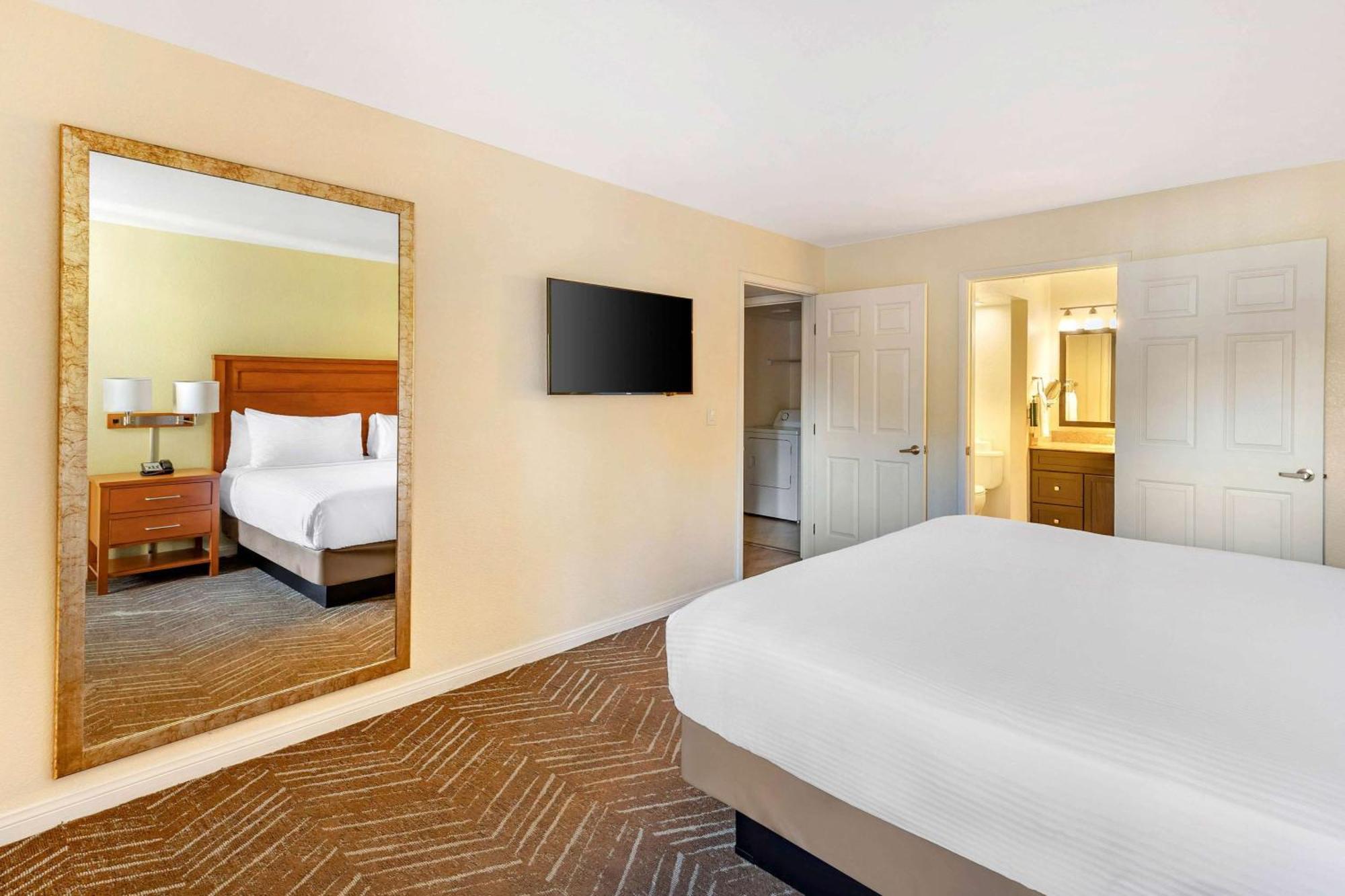 1 BEDROOM 1 KING SUITE ACCESSIBLE TUB,1537292890:JPEG