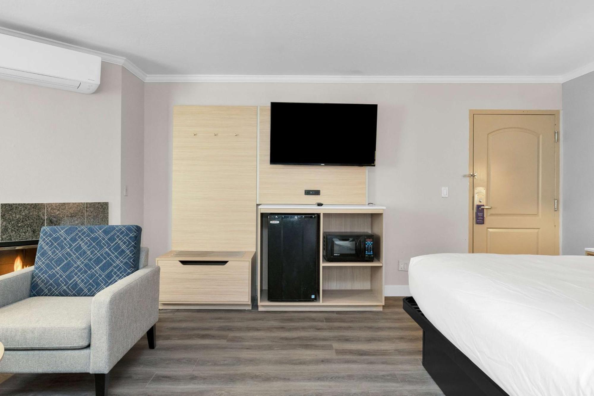 King Suite with Sofa Bed and Fireplace - Non-Smoking