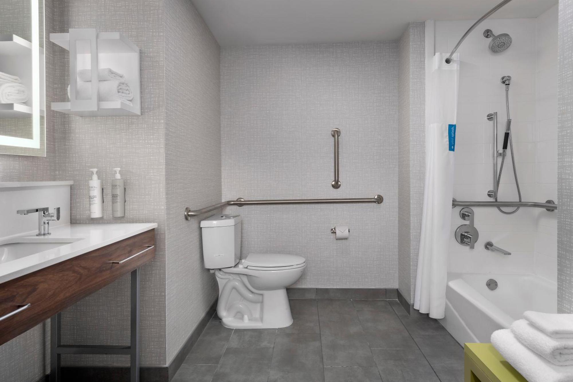 King Room with Accessible Tub - Mobility and Hearing Access/Non-Smoking