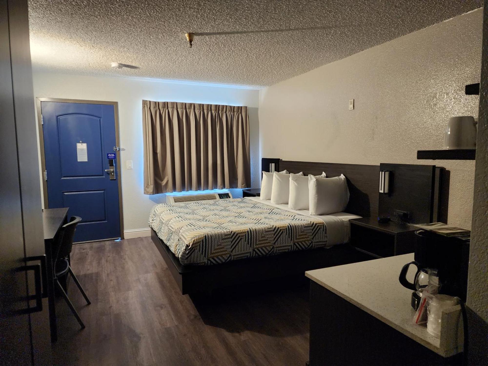 Queen Room - Non-Smoking