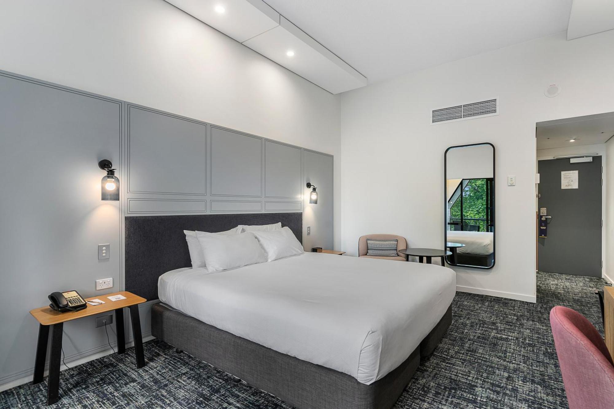 Deluxe King Room with Balcony,1552616347:JPEG
