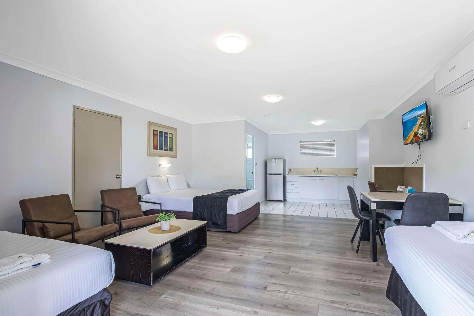 Family Room with One Queen Bed and Two Single Beds - Non Smoking,1548559576:JPEG