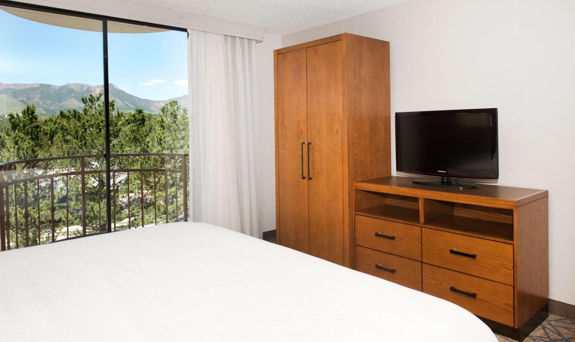 King Suite with Mountain View - Non-Smoking,1687459602:JPEG