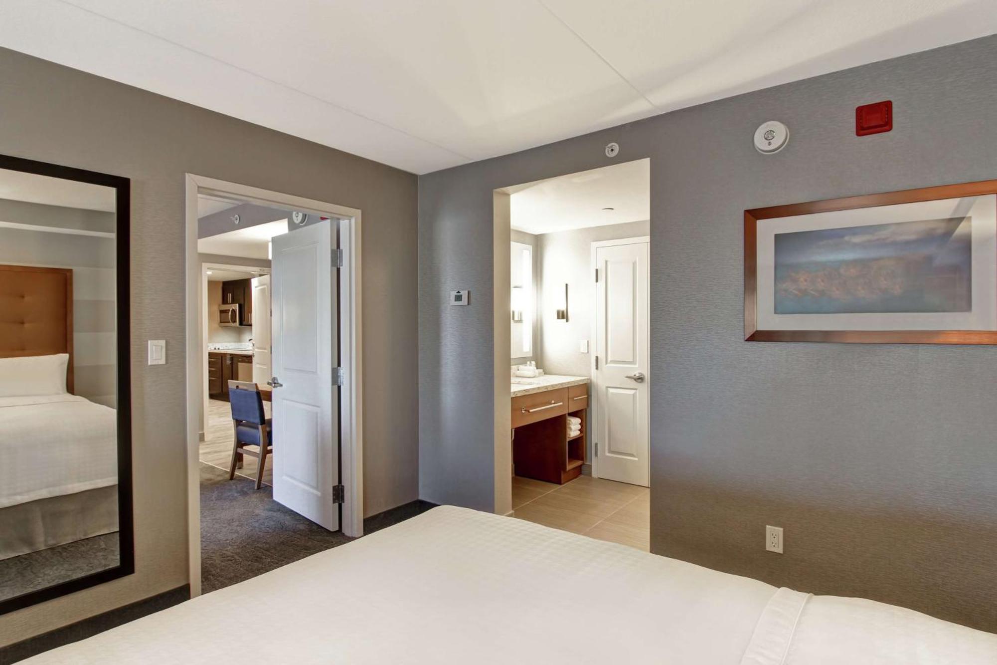 One-Bedroom King Suite - Non-Smoking,1551395785:JPEG
