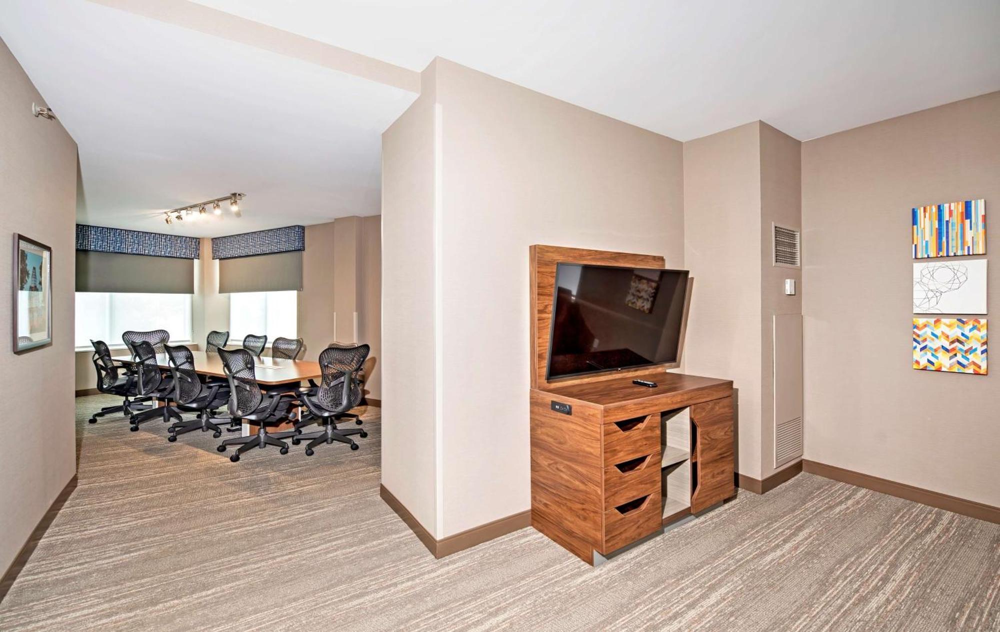 Executive Suite,1551415555:JPEG